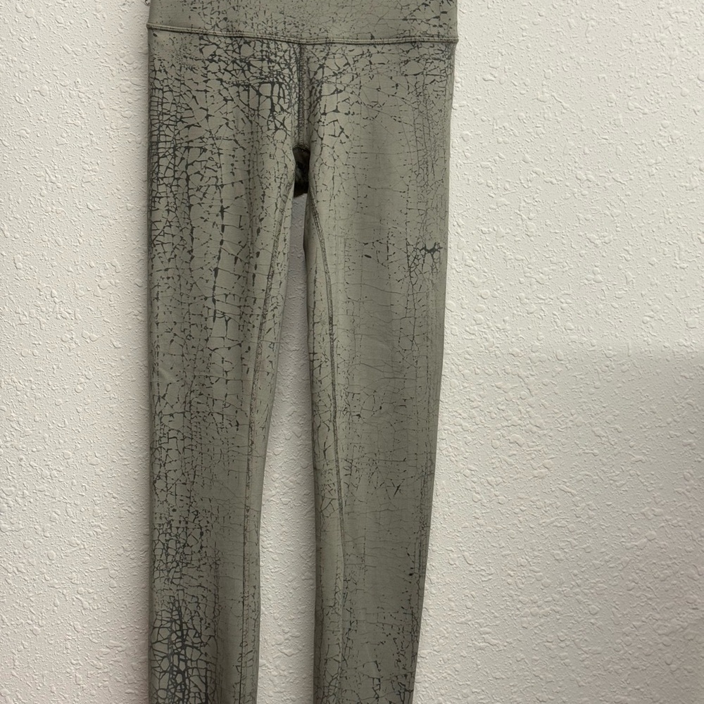 Lululemon Athletica Gray Crackle Pattern Leggings